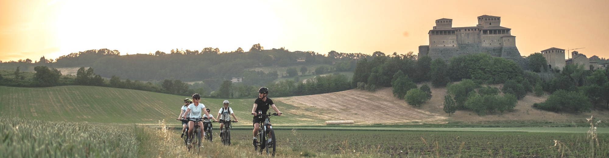 Giro libero in e-bike intorno al Castello di Torrechiara con Pic Nic di prodotti locali
